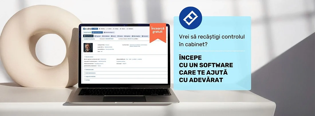 Ecran de laptop care afișează interfața unui software medical cu fișa unui pacient deschisă. În partea dreaptă apare un mesaj promoțional pe fundal albastru: „Vrei să recâștigi controlul în cabinet? Începe cu un software care te ajută cu adevărat”. Deasupra, o etichetă roșie cu textul „Încearcă gratuit”. Imaginea promovează Evolvo – software de management pentru cabinete medicale.
