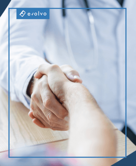Strângere de mână între medic și pacient
