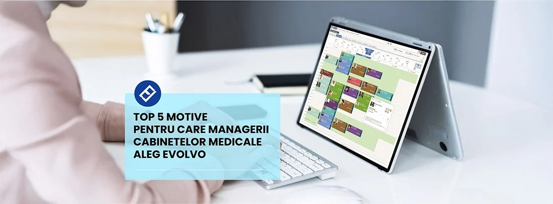 Imagine cu un birou modern pe care se află o tabletă în modul tent, afișând o aplicație digitală de programări medicale cu programări colorate și poze de profil, alături de tastatură și mouse wireless, instrumente de scris și caiet, pe fundal un text care evidențiază „Top 5 motive pentru care managerii cabinetelor medicale aleg Evolvo